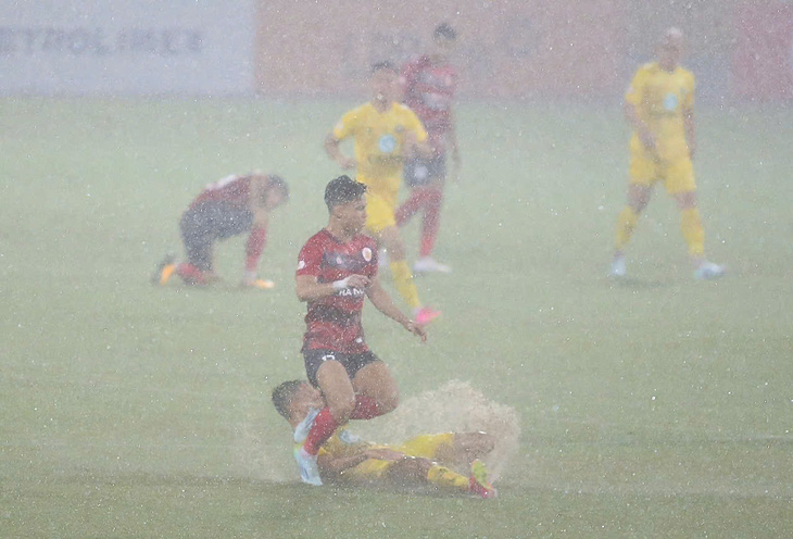 Công An Hà Nội - Thanh Hóa (hiệp 1) 0-0: Trận đấu tạm hoãn vì mưa lớn - Ảnh 1.